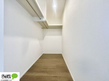 ���[�@�傫�ȃE�H�[�N�C���N���[�[�b�g�ɂ́A�G�ߕ��̈ߗނȂǂ܂Ƃ߂Ď��[�ł��A���������L���g���܂�