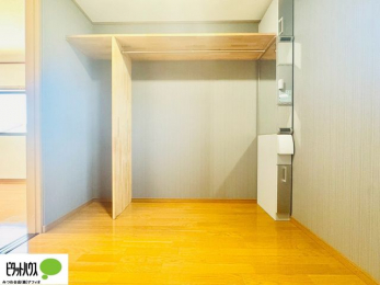 ���[�@�傫�ȃE�H�[�N�C���N���[�[�b�g�ɂ́A�G�ߕ��̈ߗނȂǂ܂Ƃ߂Ď��[�ł��A���������L���g���܂�