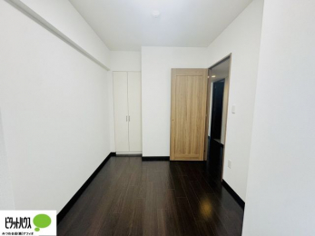 �o���R�j�[�@�N���[�[�b�g�́A�����E���s��������A��̒����ߗނ����N���N���[�\�ł�