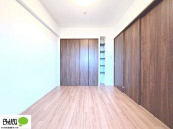 ���[�@�N���[�[�b�g�́A�����E���s��������A��̒����ߗނ����N���N���[�\�ł�