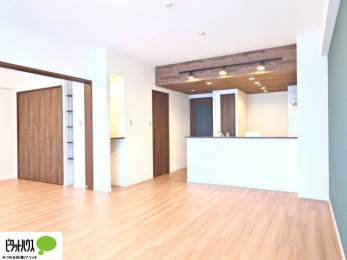 ���r���O�@���R�����������ޒg���ȃ��r���O�B��������ɂ͓Ǐ��₨���Q�ł����Ȃ���̂�т�Ɖ߂����ЂƎ����B