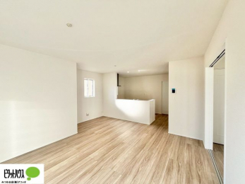 ���r���O�@���R�����������ޒg���ȃ��r���O�B��������ɂ͓Ǐ��₨���Q�ł����Ȃ���̂�т�Ɖ߂����ЂƎ����B