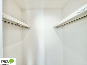 ���[�@�傫�ȃE�H�[�N�C���N���[�[�b�g�ɂ́A�G�ߕ��̈ߗނȂǂ܂Ƃ߂Ď��[�ł��A���������L���g���܂�