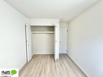 ���[�@�N���[�[�b�g�́A�����E���s��������A��̒����ߗނ����N���N���[�\�ł�