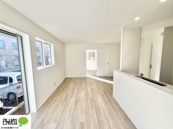 ���r���O�@���R�����������ޒg���ȃ��r���O�B��������ɂ͓Ǐ��₨���Q�ł����Ȃ���̂�т�Ɖ߂����ЂƎ����B