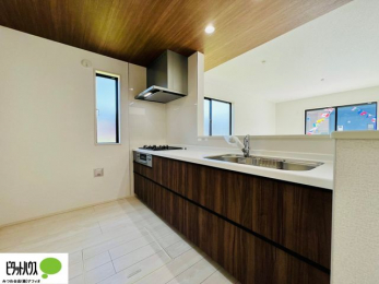 �L�b�`���@�{�H��ʐ^�@�l�C�̃J�E���^�[�L�b�`������́A���r���O�ɂ��邲�Ƒ��̗l�q���f���܂�