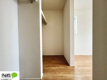 ���[�@�傫�ȃE�H�[�N�C���N���[�[�b�g�ɂ́A�G�ߕ��̈ߗނȂǂ܂Ƃ߂Ď��[�ł��A���������L���g���܂�