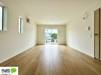 ���r���O�@���R�����������ޒg���ȃ��r���O�B��������ɂ͓Ǐ��₨���Q�ł����Ȃ���̂�т�Ɖ߂����ЂƎ����B