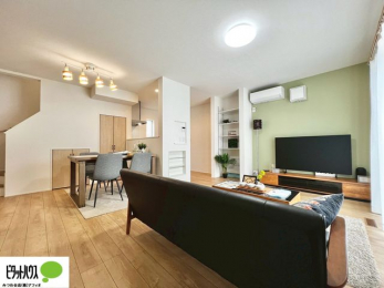 ���r���O�@16.6���̃��r���O�́A�Ƌ�̔z�u���l���₷�������`�^�ł��B�߂����₷���Ƒ��݂�Ȃ̌e���̏�ɁB