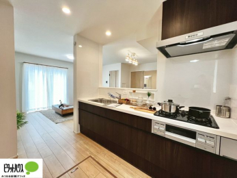 �L�b�`���@�l�C�̃J�E���^�[�L�b�`������́A���r���O�ɂ��邲�Ƒ��̗l�q���f���܂��B