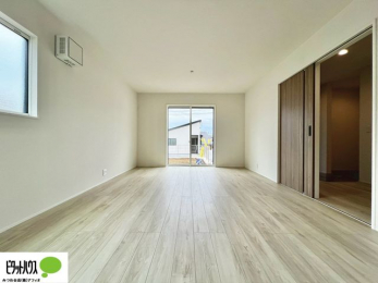 ���r���O�@���R�����������ޒg���ȃ��r���O�B��������ɂ͓Ǐ��₨���Q�ł����Ȃ���̂�т�Ɖ߂����ЂƎ����B