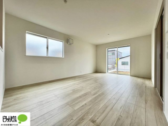 ���r���O�@�傫�ȑ��̂��郊�r���O�͖��邭�A���ʂ����ǂ��A�Ƒ��݂�Ȃ̏΂����������n��܂�