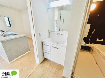 ���ʑ�E���ʏ��@�O�ʋ��̗���A�V���N���ȂǑ������[��������A�L�X�Ƃ������ʉ��ϑ�ł��B