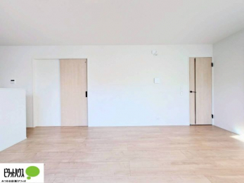 ���[�@16���̃��r���O�́A�Ƌ�̔z�u���l���₷�������`�^�ł��B�߂����₷���Ƒ��݂�Ȃ̌e���̏�ɁB