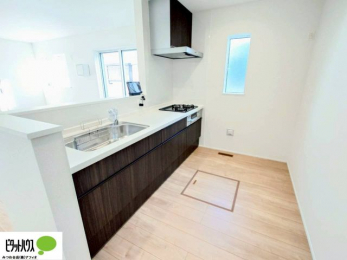 �L�b�`���@�l�C�̃J�E���^�[�L�b�`������́A���r���O�ɂ��邲�Ƒ��̗l�q���f���܂�