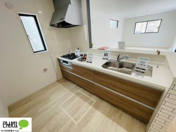 �L�b�`���@�{�H��ʐ^�F�l�C�̃J�E���^�[�L�b�`������́A���r���O�ɂ��邲�Ƒ��̗l�q���f���܂�