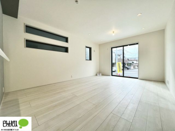 ���r���O�@�傫�ȑ��̂��郊�r���O�͖��邭�A���ʂ����ǂ��A�Ƒ��݂�Ȃ̏΂����������n��܂�