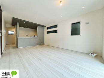 ���̑��@���r���O�͉Ƌ�̔z�u���l���₷�������`�^�ł��B�߂����₷���Ƒ��݂�Ȃ̌e���̏�ɁB