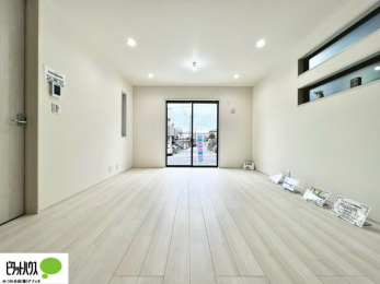 ���r���O�@�傫�ȑ��̂��郊�r���O�͖��邭�A���ʂ����ǂ��A�Ƒ��݂�Ȃ̏΂����������n��܂�