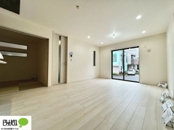 ���̑��@���r���O�͉Ƒ��ōL�X�Ɖ߂�����16���B�L�b�`�����烊�r���O�����ʂ��āA���q����̗l�q���΂�����B