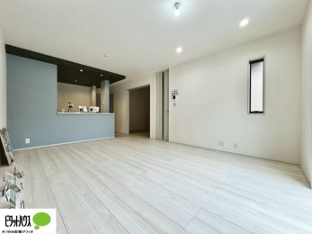 ���r���O�@16���̃��r���O�́A�Ƌ�̔z�u���l���₷�������`�^�ł��B�߂����₷���Ƒ��݂�Ȃ̌e���̏�ɁB