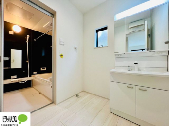 ���ʑ�E���ʏ��@�{�H��ʐ^�@�O�ʋ��̗���A�V���N���ȂǑ������[��������A�L�X�Ƃ������ʉ��ϑ�ł��B