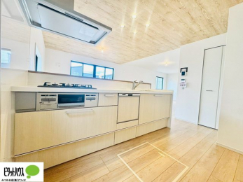 �L�b�`���@�l�C�̃J�E���^�[�L�b�`������́A���r���O�ɂ��邲�Ƒ��̗l�q���f���܂�