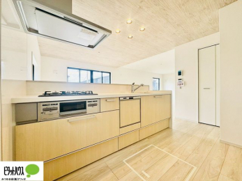 �L�b�`���@�l�C�̃J�E���^�[�L�b�`������́A���r���O�ɂ��邲�Ƒ��̗l�q���f���܂�