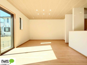 ���r���O�@�傫�ȑ��̂��郊�r���O�͖��邭�A���ʂ����ǂ��A�Ƒ��݂�Ȃ̏΂����������n��܂�