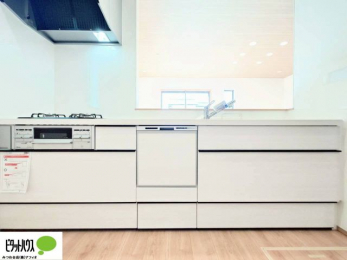 �L�b�`���@�l�C�̃J�E���^�[�L�b�`������́A���r���O�ɂ��邲�Ƒ��̗l�q���f���܂�