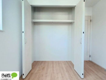 ���[�@�N���[�[�b�g�́A�����E���s��������A��̒����ߗނ����N���N���[�\�ł�