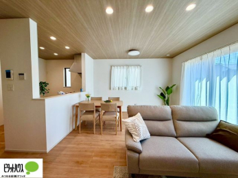 ���r���O�@�傫�ȑ��̂��郊�r���O�͖��邭�A���ʂ����ǂ��A�Ƒ��݂�Ȃ̏΂����������n��܂�