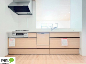 �L�b�`���@�l�C�̃J�E���^�[�L�b�`������́A���r���O�ɂ��邲�Ƒ��̗l�q���f���܂�