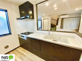 �L�b�`���@�l�C�̃J�E���^�[�L�b�`������́A���r���O�ɂ��邲�Ƒ��̗l�q���f���܂�