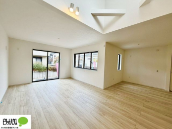 ���r���O�@�傫�ȑ�����ۓI�ȃ��r���O�́A�������邢��C�ɂ��Ă���܂��ˁB