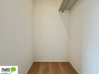 ���[�@�傫�ȃE�H�[�N�C���N���[�[�b�g�ɂ́A�G�ߕ��̈ߗނȂǂ܂Ƃ߂Ď��[�ł��A���������L���g���܂��B