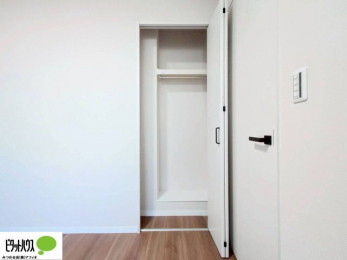 �o���R�j�[�@���ꂼ��̂������Ɏ��[�X�y�[�X������̂Ńv���C�x�[�g�ȉו����g�߂ɒu�����Ƃ��ł��܂��B