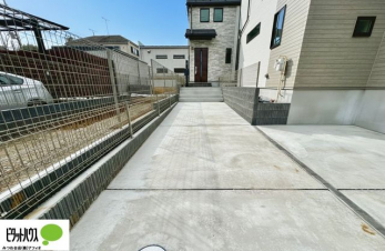 �@�}�ȗ��q����A���Ƒ��̎��]�ԃX�y�[�X�Ƃ��Ă��劈��B