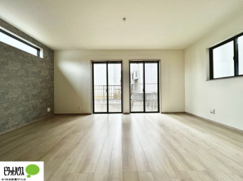 ���r���O�@�傫�ȑ��̂��郊�r���O�͖��邭�A���ʂ����ǂ��A�Ƒ��݂�Ȃ̏΂����������n��܂�