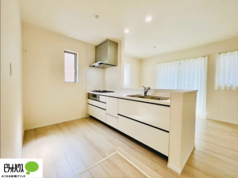 �L�b�`���@�{�H��ʐ^�@�l�C�̃J�E���^�[�L�b�`������́A���r���O�ɂ��邲�Ƒ��̗l�q���f���܂�