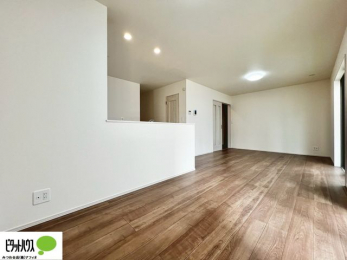 ���r���O�@���R�����������ޒg���ȃ��r���O�B��������ɂ͓Ǐ��₨���Q�ł����Ȃ���̂�т�Ɖ߂����ЂƎ����B