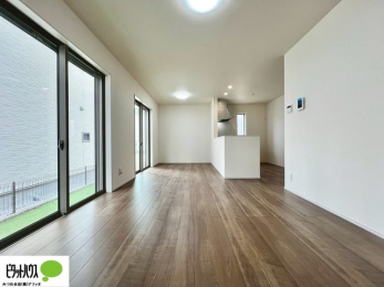 ���r���O�@�傫�ȑ��̂��郊�r���O�͖��邭�A���ʂ����ǂ��A�Ƒ��݂�Ȃ̏΂����������n��܂�