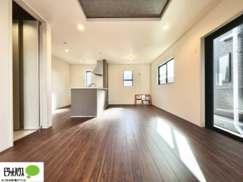 ���r���O�@20���̃��r���O�́A�Ƌ�̔z�u���l���₷�������`�^�ł��B�߂����₷���Ƒ��݂�Ȃ̌e���̏�ɁB