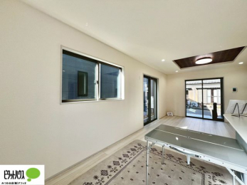 ���̑��@���r���O�́A�Ƌ�̔z�u���l���₷�������`�^�ł��B�߂����₷���Ƒ��݂�Ȃ̌e���̏�ɁB