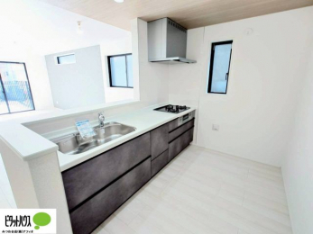 �L�b�`���@�l�C�̃J�E���^�[�L�b�`������́A���r���O�ɂ��邲�Ƒ��̗l�q���f���܂�