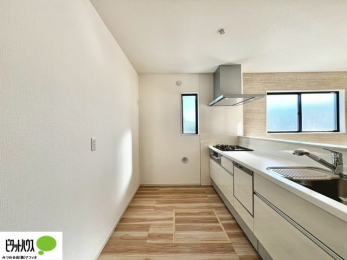 �L�b�`���@�{�H��ʐ^�@�l�C�̃J�E���^�[�L�b�`������́A���r���O�ɂ��邲�Ƒ��̗l�q���f���܂�