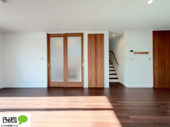 ���r���O�@���R�ƉƑ��̊炪���킹����l�C�̃��r���O�C���K�i�B