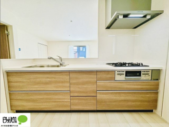 �L�b�`���@�{�H��ʐ^�F�l�C�̃J�E���^�[�L�b�`������́A���r���O�ɂ��邲�Ƒ��̗l�q���f���܂�