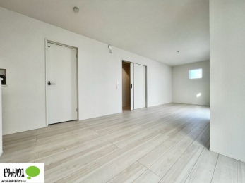 ���̑��@�C���e���A�̉f����L�X�Ƃ������r���O17.9���B