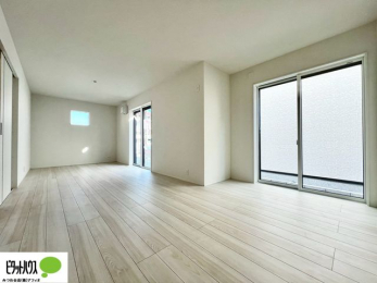 ���r���O�@���R�����������ޒg���ȃ��r���O�B��������ɂ͓Ǐ��₨���Q�ł����Ȃ���̂�т�Ɖ߂����ЂƎ����B